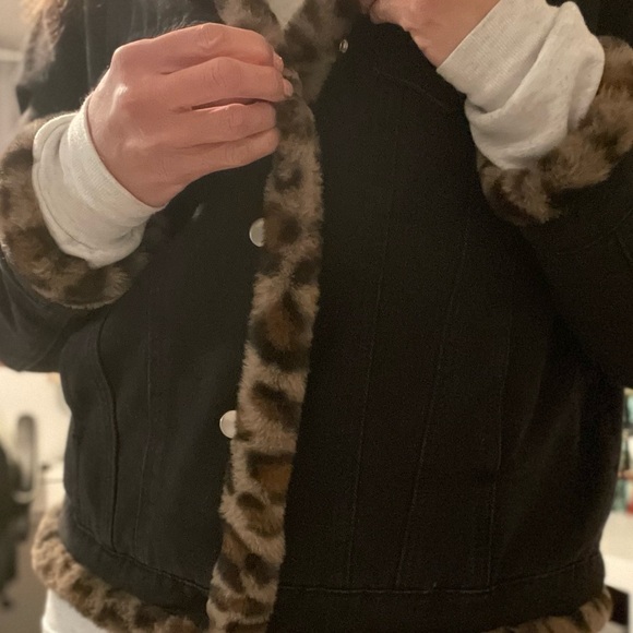 Oversized Denim Jacket with Leopard (faux) Fur Lining - Picture 5 of 9